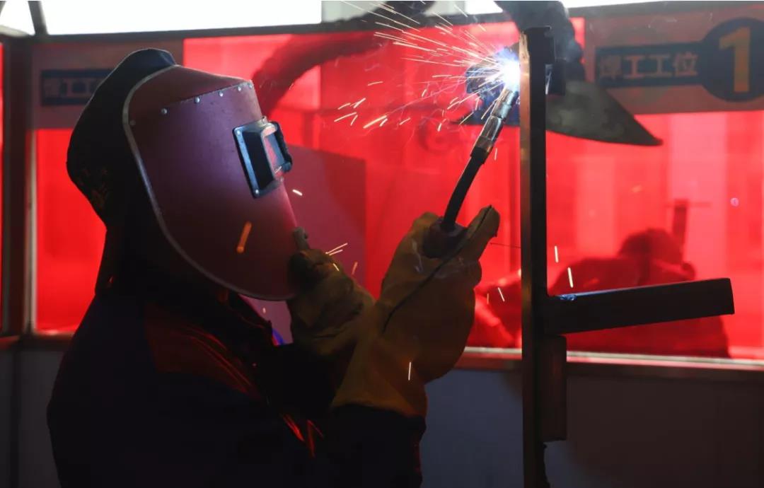 想学习焊工技术又担心没保障？山东万通焊工定向委培班来啦！