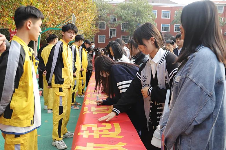山东万通技工学校举办“防校园欺凌”主题签名活动