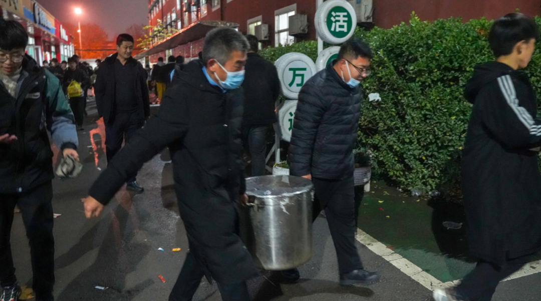 “冬日送汤，温情护航”丨山东万通老师为在校学子熬制生姜雪梨汤