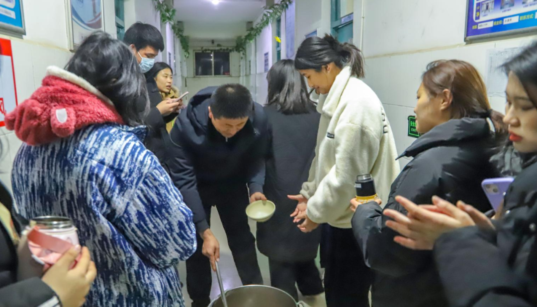 “冬日送汤，温情护航”丨山东万通老师为在校学子熬制生姜雪梨汤
