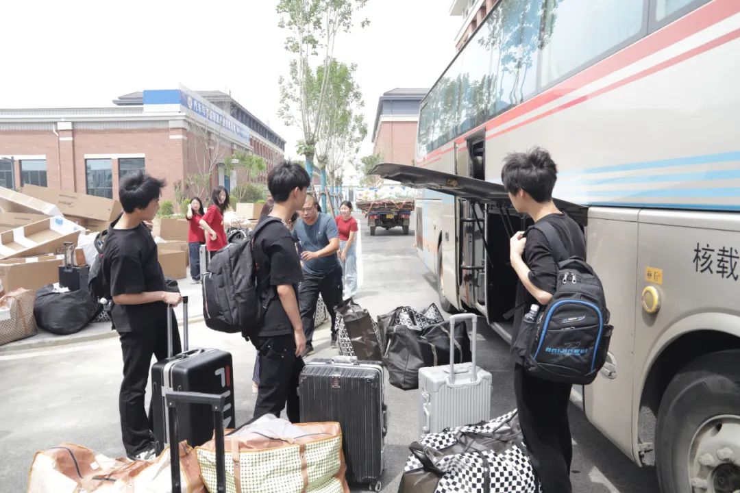 欢送我校学子赴青岛高铁顶岗实习