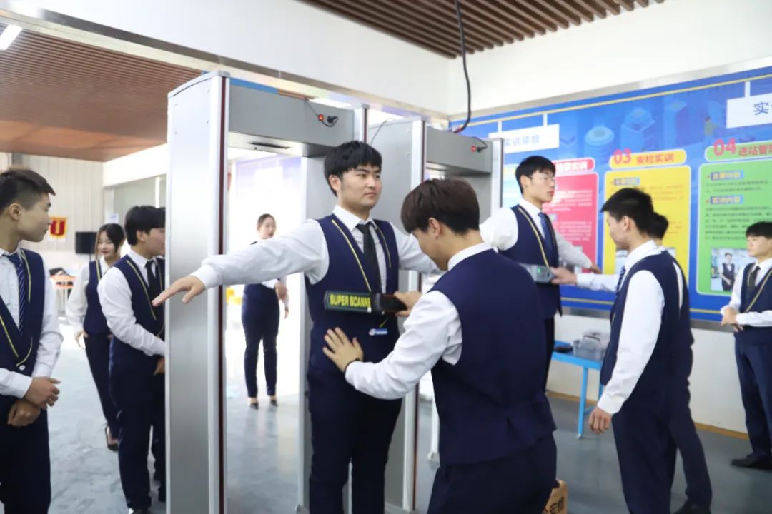 技术总监进校为万通学子授课，助力学子技能提升