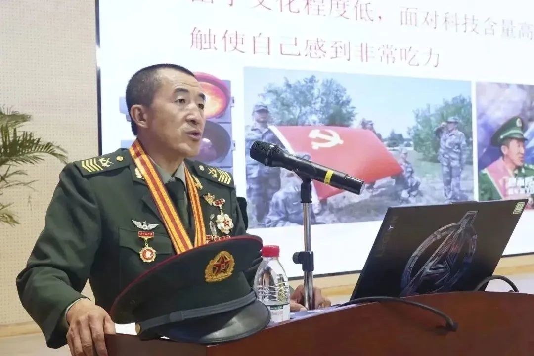 厚植爱国情怀 立志成才报国| 山东万通特邀一级军士长穆永厚来校进行爱国主题教育