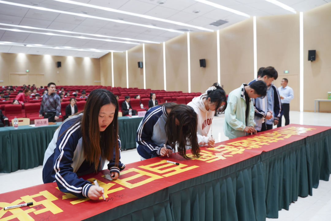 山东万通升学部毕业班倒计时两百天誓师动员大会隆重举行