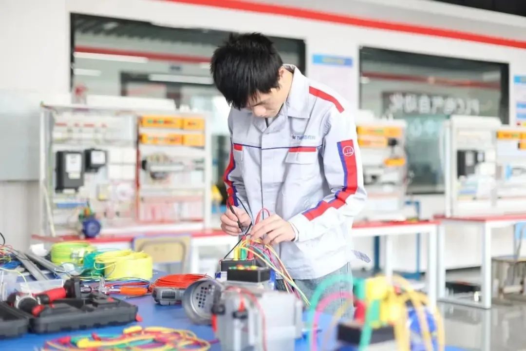 零基础也能学PLC？来山东万通，实现您从小白到工程师的蜕变！