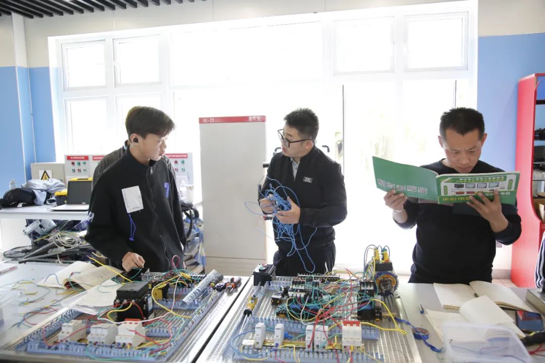 零基础也能学PLC？来山东万通，实现您从小白到工程师的蜕变！