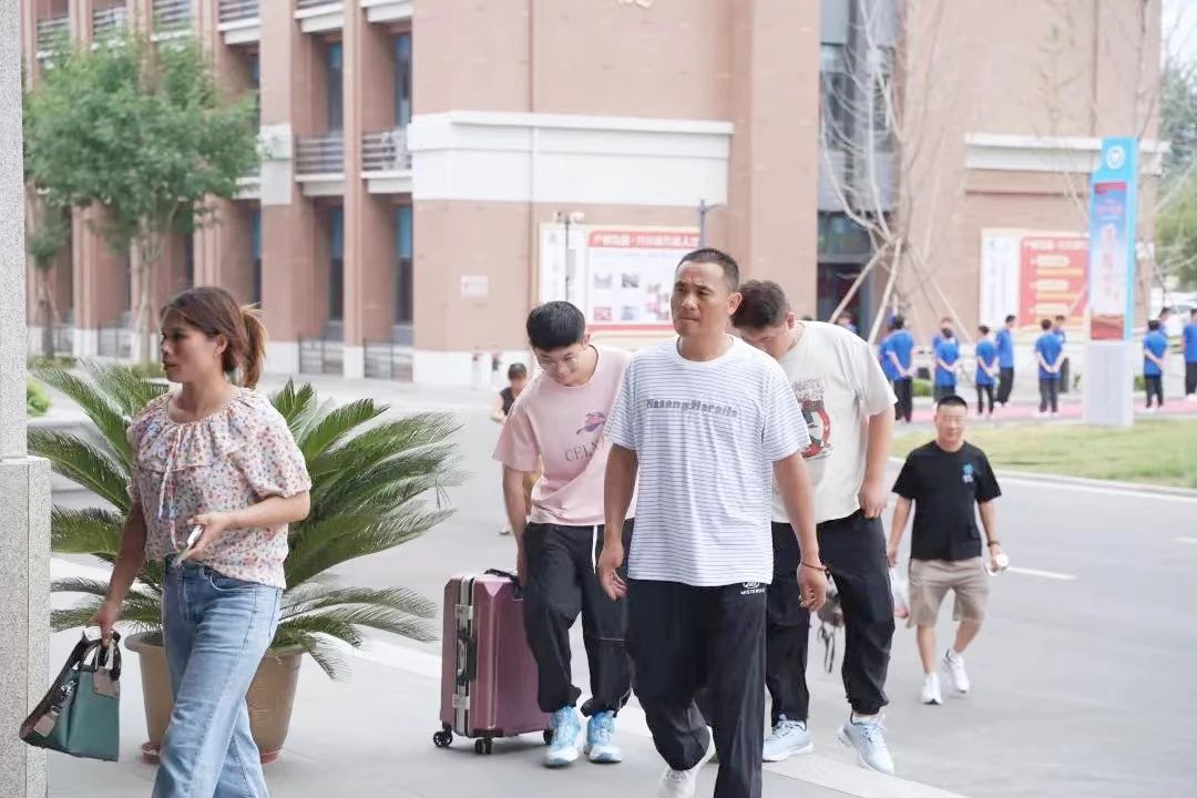 火火火||快来围观山东万通2024年夏秋季第一批新生集中报到日火热现场！