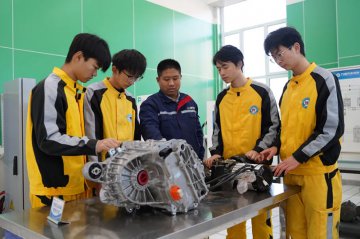 辍学的孩子，想重新上学该怎么办？读技校到底有用吗？