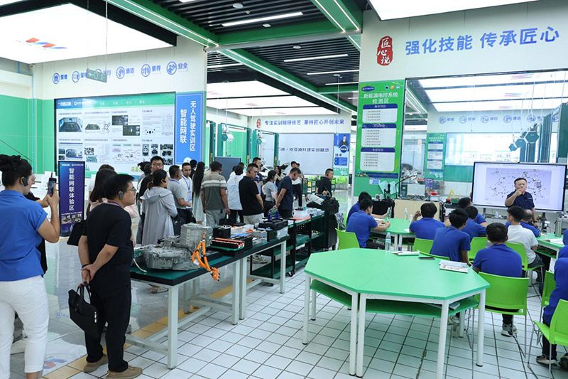 鲁喀携手共探职教新路径：喀什人社系统干部走进山东万通技工学校交流学习