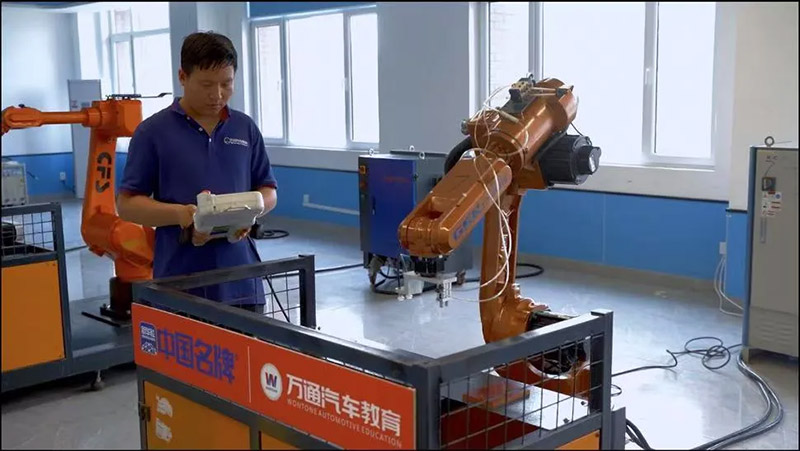 职教万通庆双节· 技创未来新征程 诚挚邀请，共探万通校园！