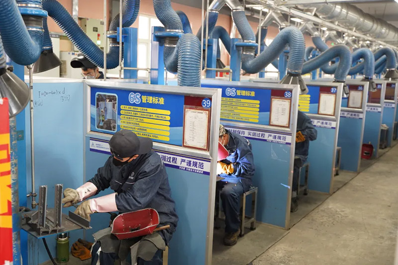 职教万通庆双节· 技创未来新征程 诚挚邀请，共探万通校园！