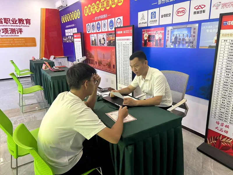 职教万通庆双节· 技创未来新征程 诚挚邀请，共探万通校园！