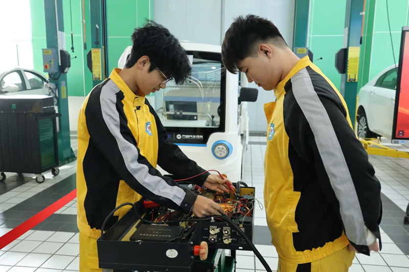 14-19岁的孩子找个工厂上班？不，学一门高薪热门技术才是明智之举！