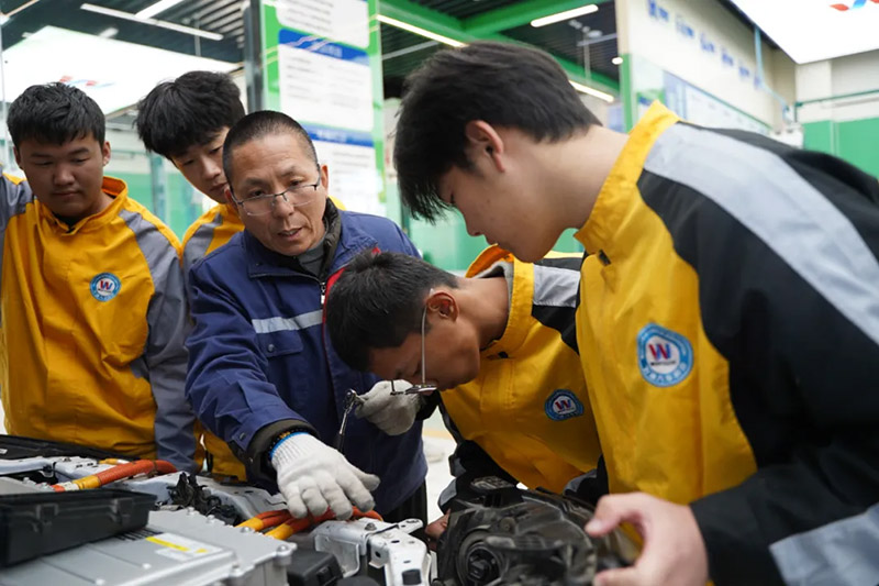 告别中职“光看不练”，实战技能+高薪就业一步到位！